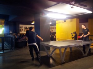 Au Gossima Ping Pong Bar, on boit un verre et on échange quelques balles