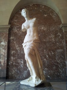 La Vénus de Milo au Louvre. Savez-vous que l'on appelle ce type de sculpture une ronde-bosse ?