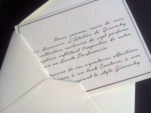 Le dossier de presse de L'Atelier de Givenchy était accompagné d'un carton glissé dans une enveloppe. Un détail élégant pour une gamme inspirée de la haute couture