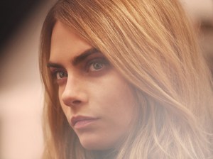 Cara Delevingne, mannequin pour Burberry et égérie sourcil de notre époque