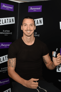 Le 27 octobre, Zlatan a sorti son sourire et ses tatouages pour la présentation de son parfum éponyme au Marionnaud Champs Elysées - photo Dominique Charriau / Getty Images