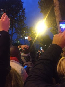 L'envers du décor : une forêt de smartphones - photo P.C.