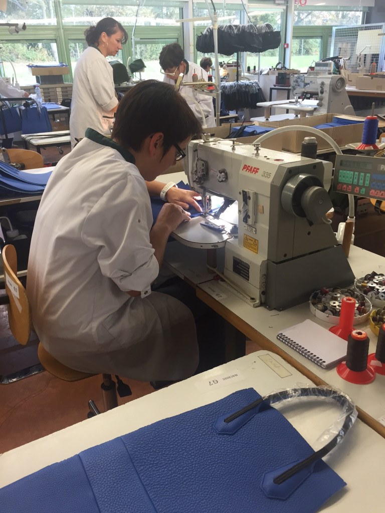 L'atelier de couture. Toutes les employées doivent être polyvalents