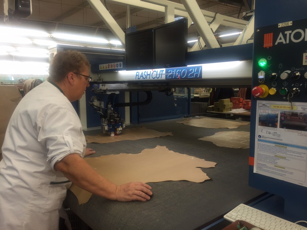 Le cuir est découpé soit manuellement avec des emporte pièces soit au laser avec une machine numérique