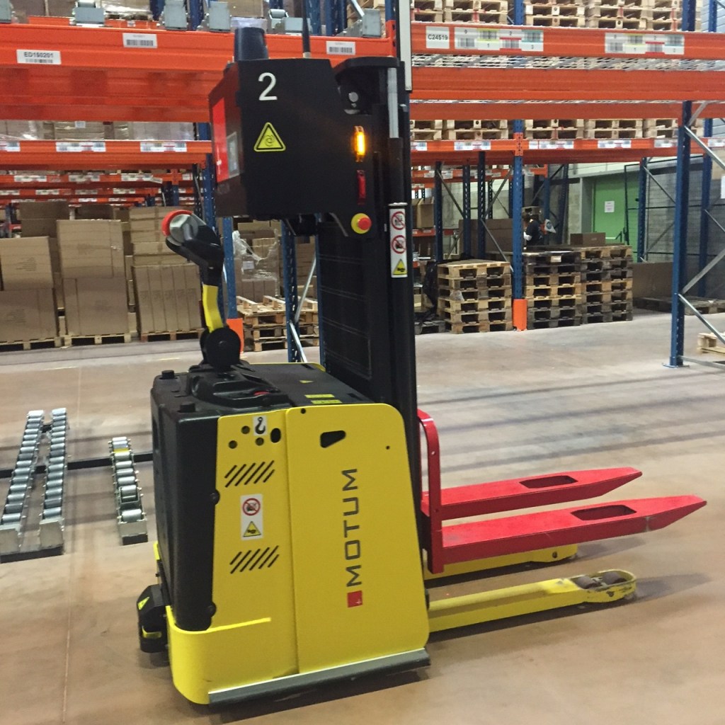 Des robots autonomes aux allures de Wall-E transportent les palettes d'un bout à l'autre du hangar logistique